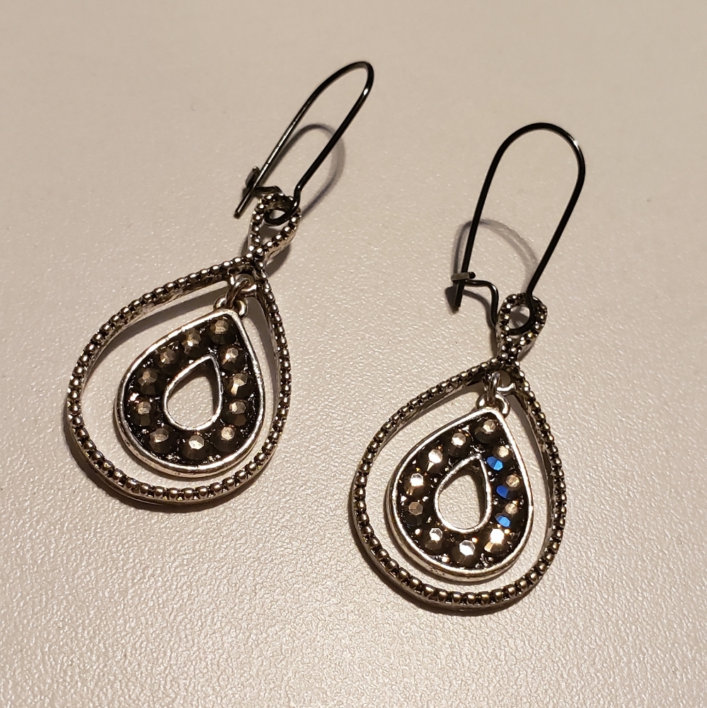Teardrop dangle grey gem earrings